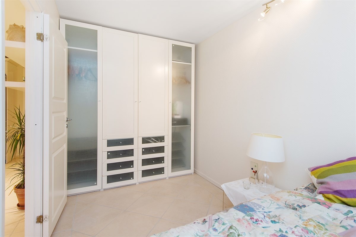 Soverom med praktisk garderobe. Galleribilde