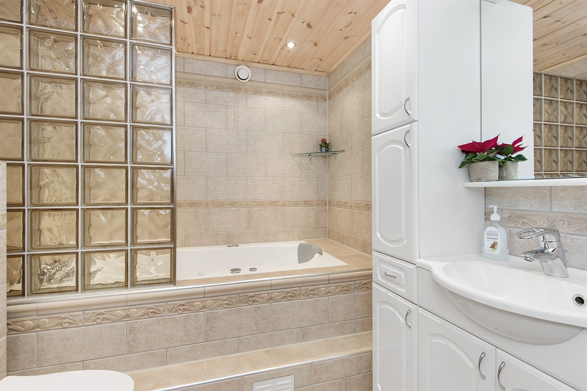 Lekkert bad fra 2003 med boblebad/massasjebad. Galleribilde