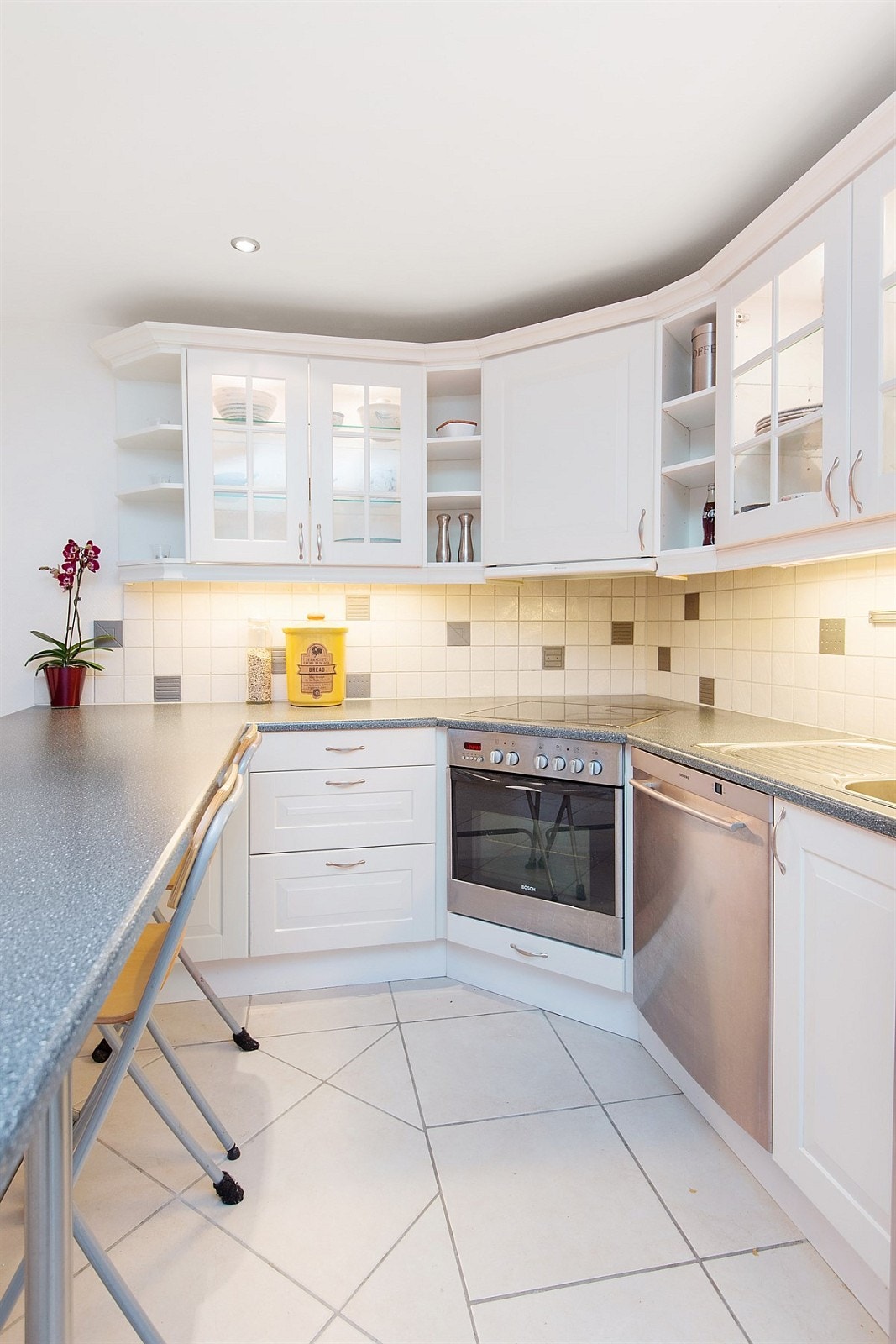 Pent kjøkken fmed integrert komfyr, koketopp, oppvaskmaskin og kjøleskap. Galleribilde