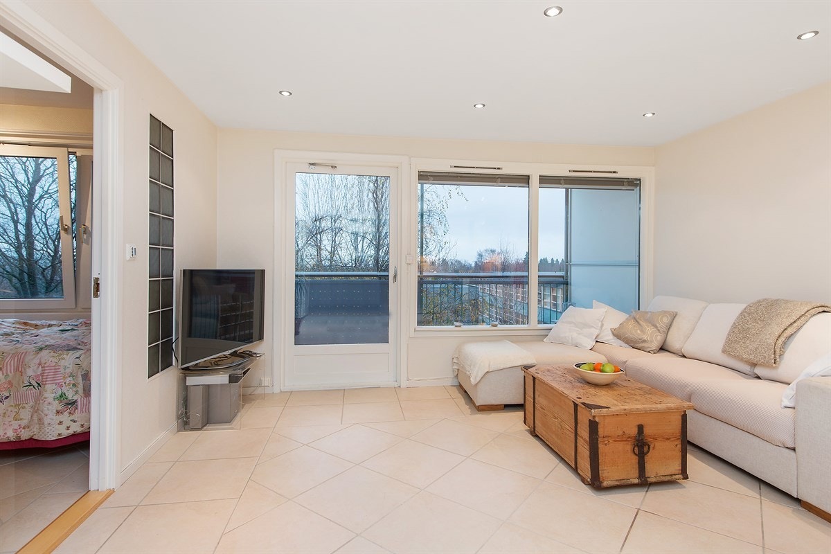 Stue med adkomst til balkong og soverom. Galleribilde