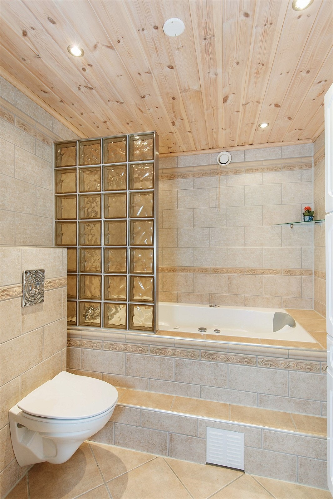 Lekkert bad fra 2003 med boblebad/massasjebad. Galleribilde