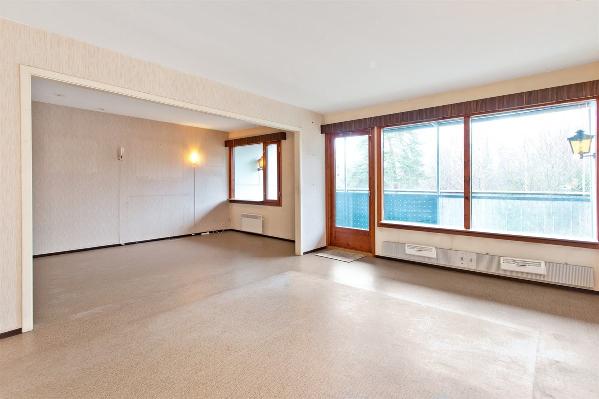 Romslig stue/spisestue. Spisestuen har opprinnelig vært et soverom og kan enkelt tilbakeføres til opprinnelig løsning. Galleribilde