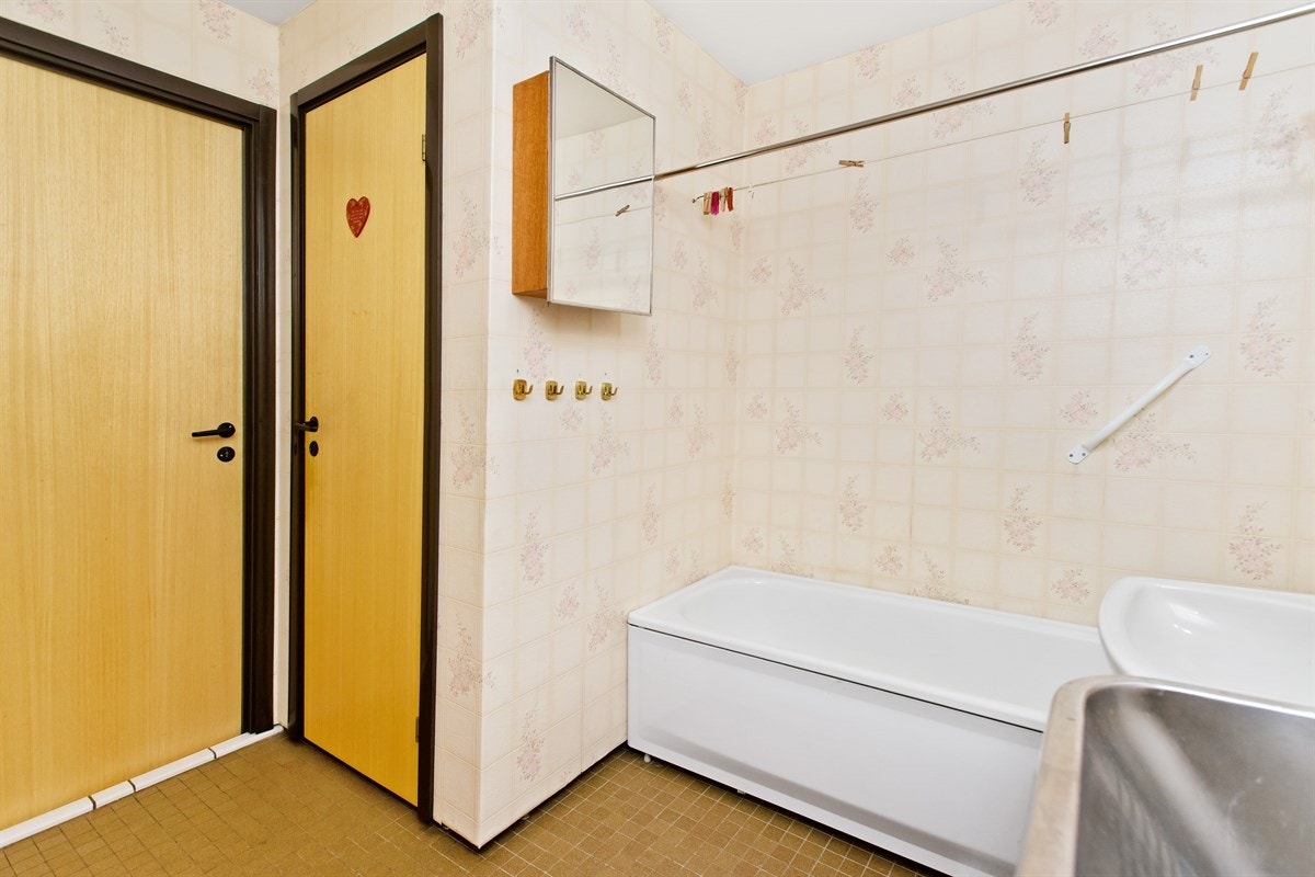 Bad med inngang til separat wc. Galleribilde