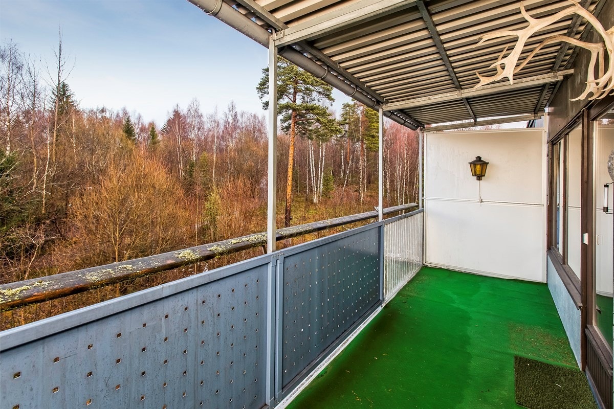 Leiligheten ligger helt usjenert til, vendt mot koselig skogholt. Galleribilde