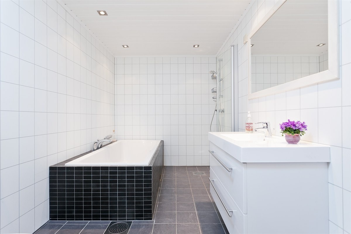 Det er badekar og dusj på badet Galleribilde