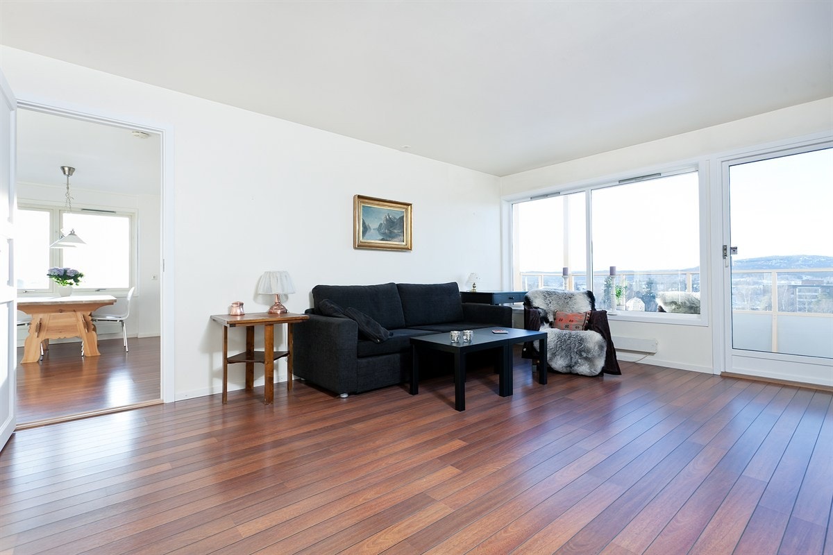 Leiligheten har heis, balkong og garasje Galleribilde