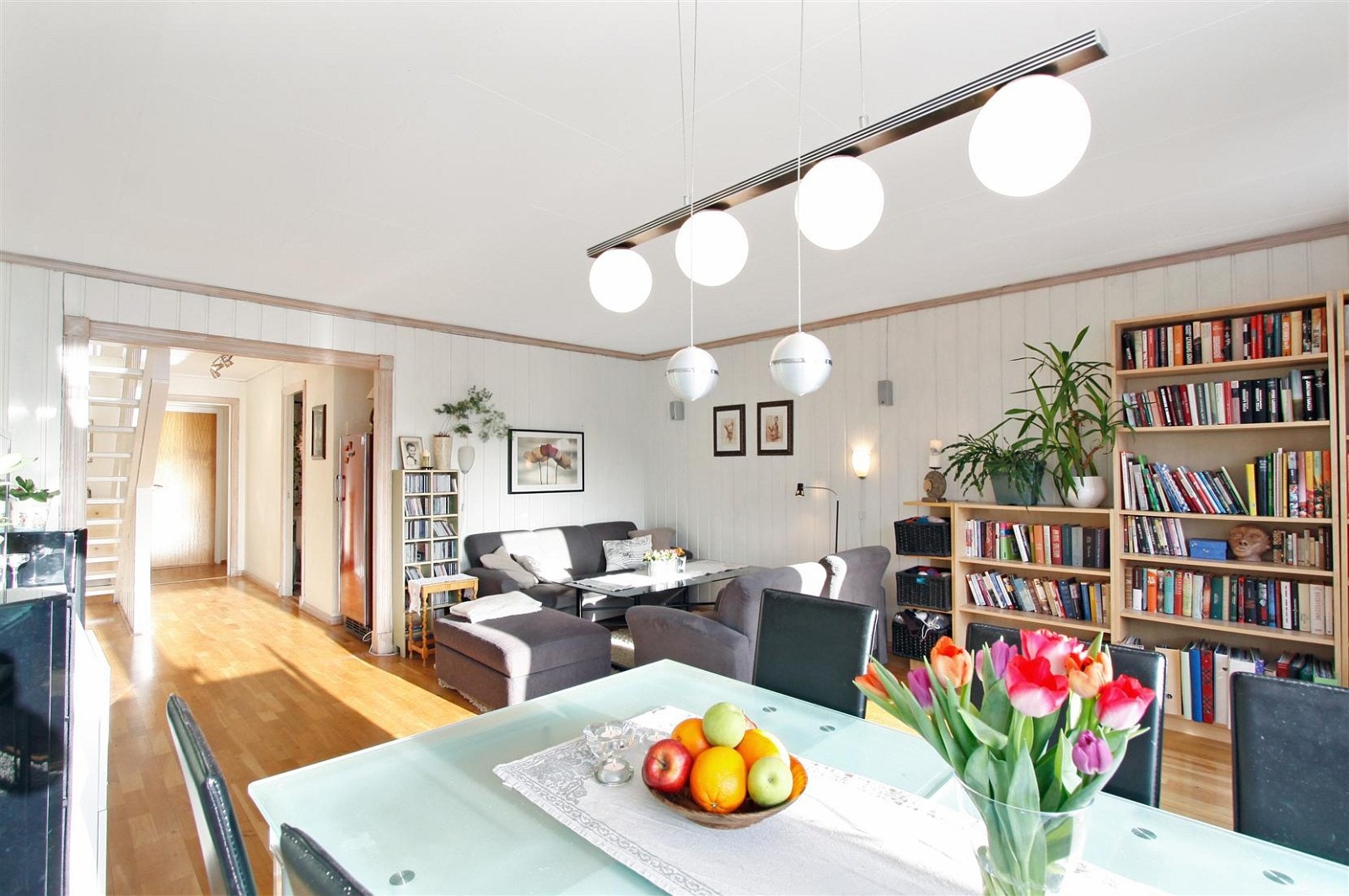 Åpen, lys og luftig stue. Galleribilde