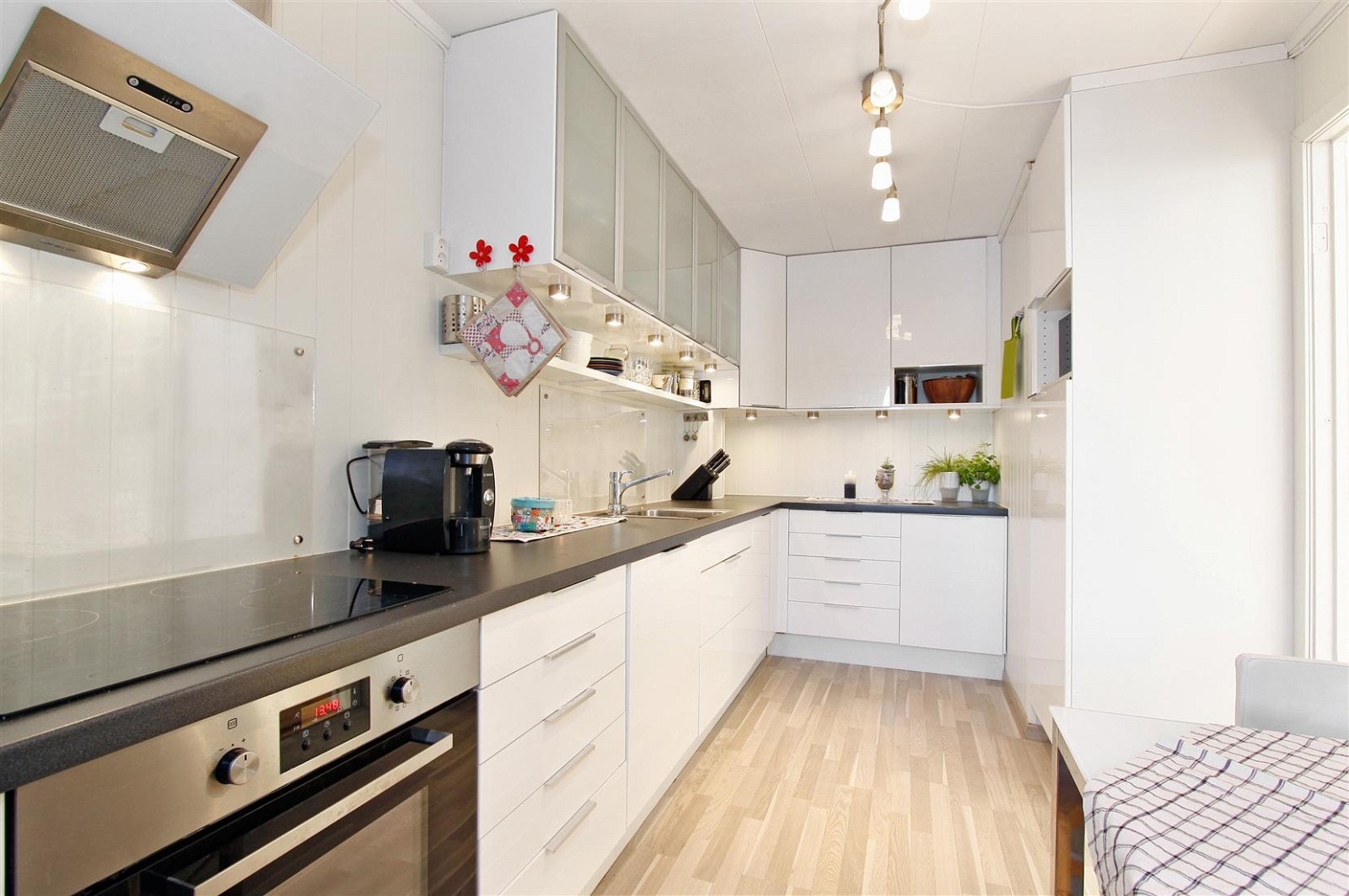 Godt med skap- og benkeplass. Galleribilde