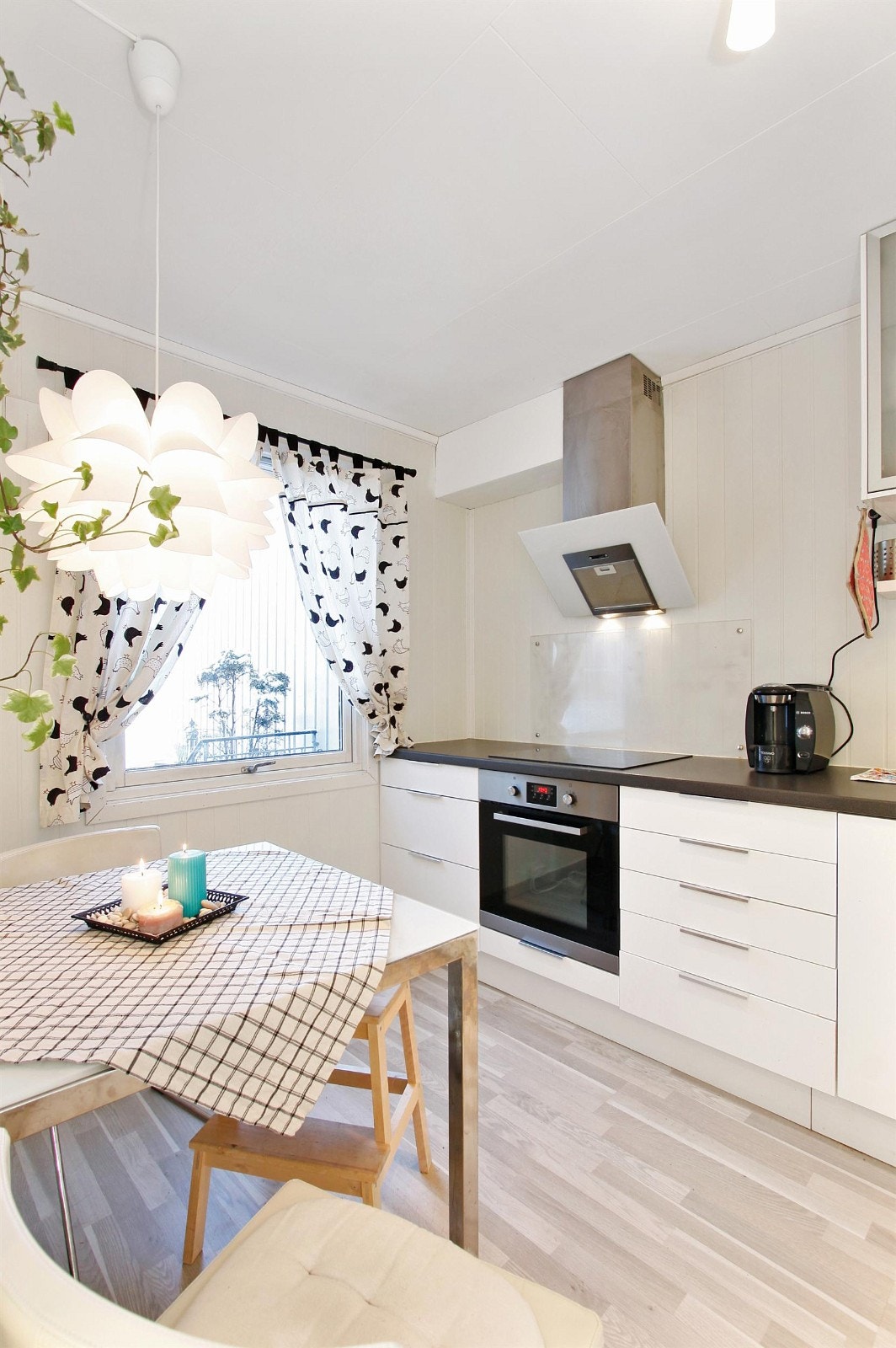 Kjøkken fra 2012 med integrerte hvitevarer. Galleribilde