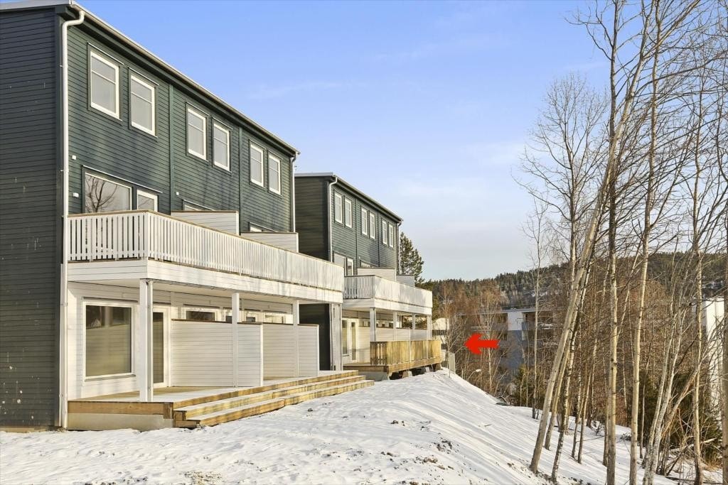 Bilde av den sydvendte fasaden av rekkehus nr: 30-25. Galleribilde