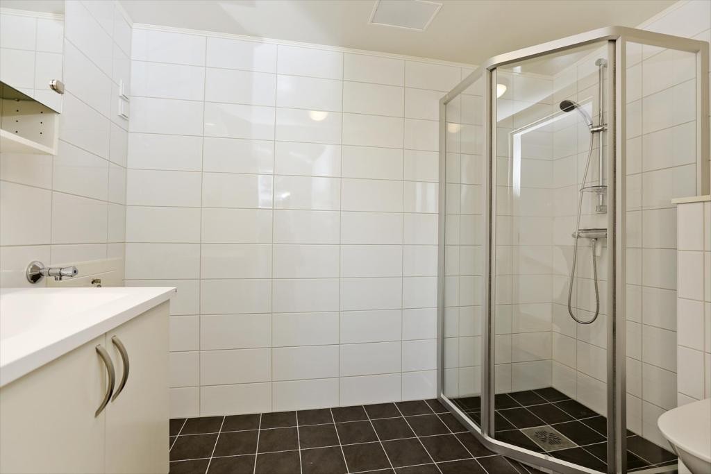 Bad i annen etasje med dusjhjørne og opplegg for vaskemaskin og tørketrommel. Galleribilde