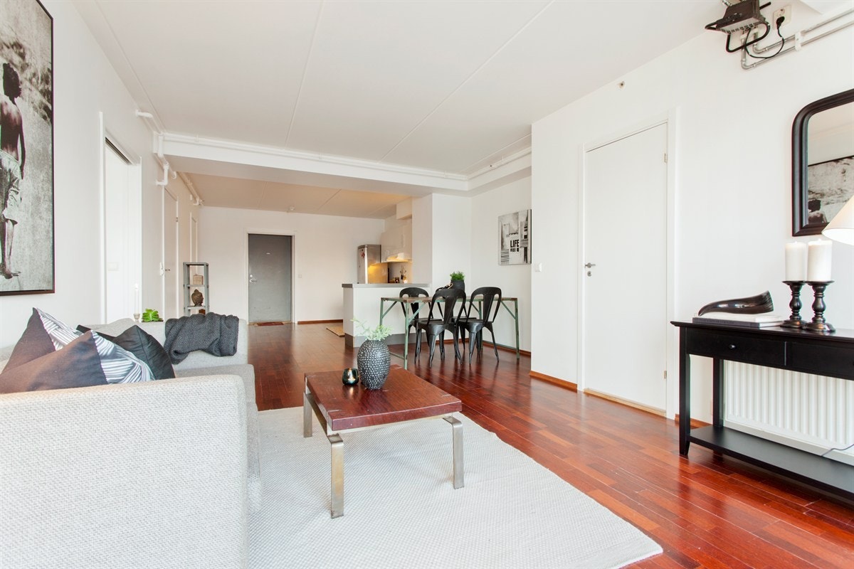 Det er plass til både sofagruppe og spisebord i stuen Galleribilde