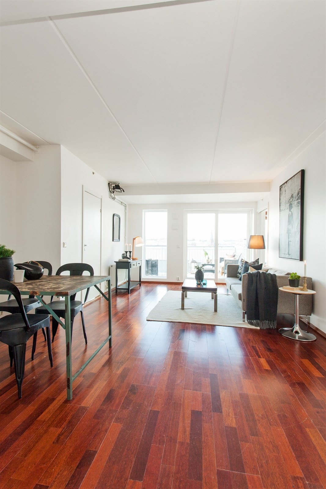 Det er lyse overflater og mørk parkett i alle rom bortsett fra badet som er flislagt Galleribilde