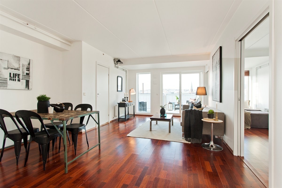 Romslig stue med utgang til balkong Galleribilde