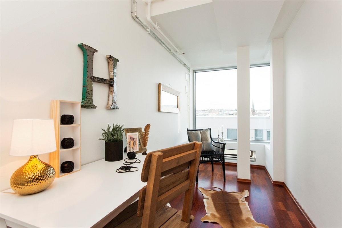 Soverom med stor vindusflate Galleribilde