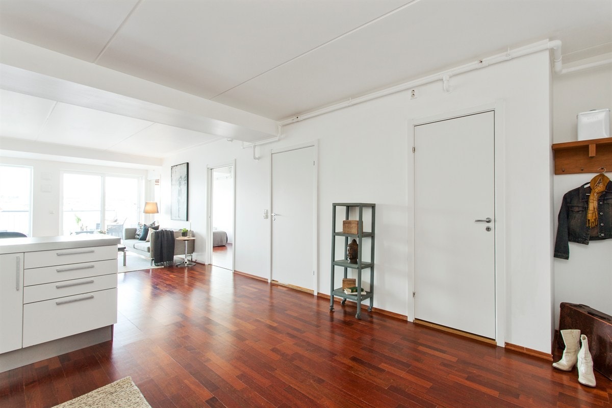 Leiligheten har en innvendig bod i leiligheten, inngangen sees til venstre i bildet Galleribilde