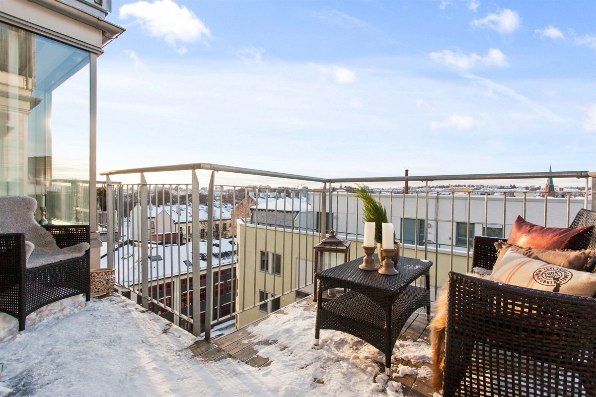 Lekker vestvendt balkong med god plass til utemøbler Galleribilde