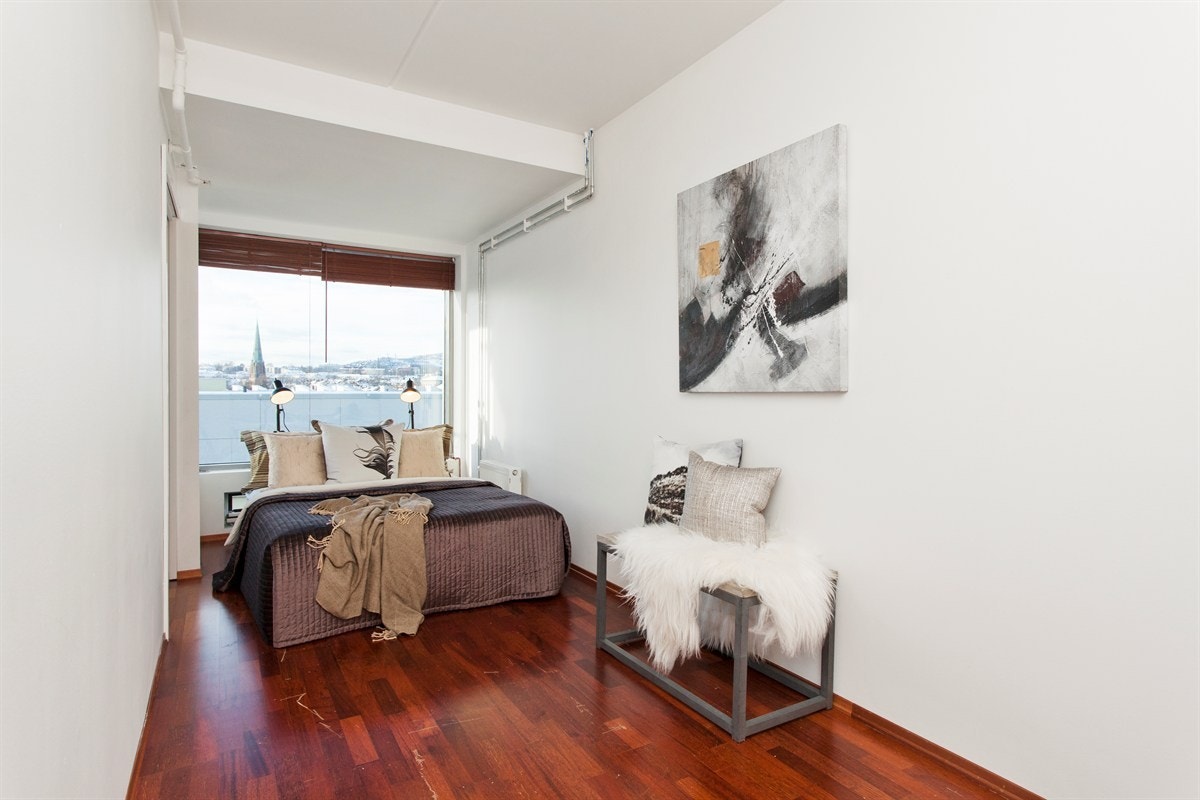 Romslig hovedsoverom med plass til dobbelseng Galleribilde