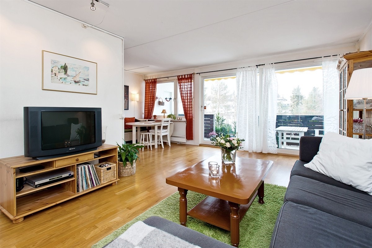 Lys og trivelig stue m/store vinduesflater Galleribilde