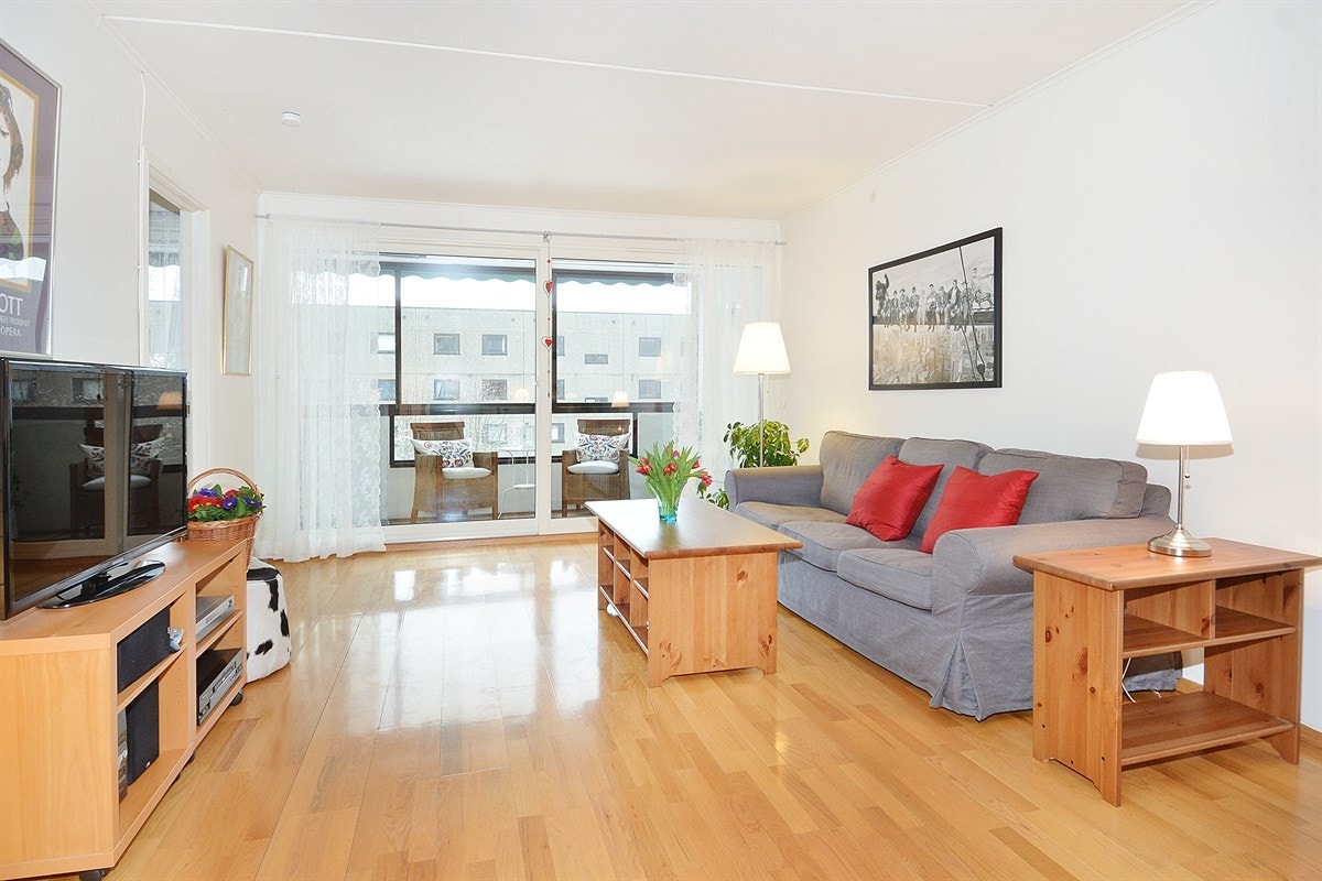 Stue med utg. solrik innglasset balkong Galleribilde