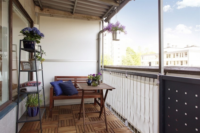 Trivelig balkong med plass til spisebord Galleribilde