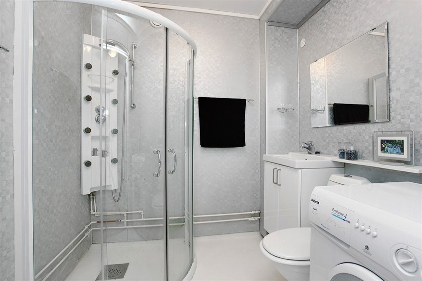 Bad med god plass til vaskemaskin Galleribilde