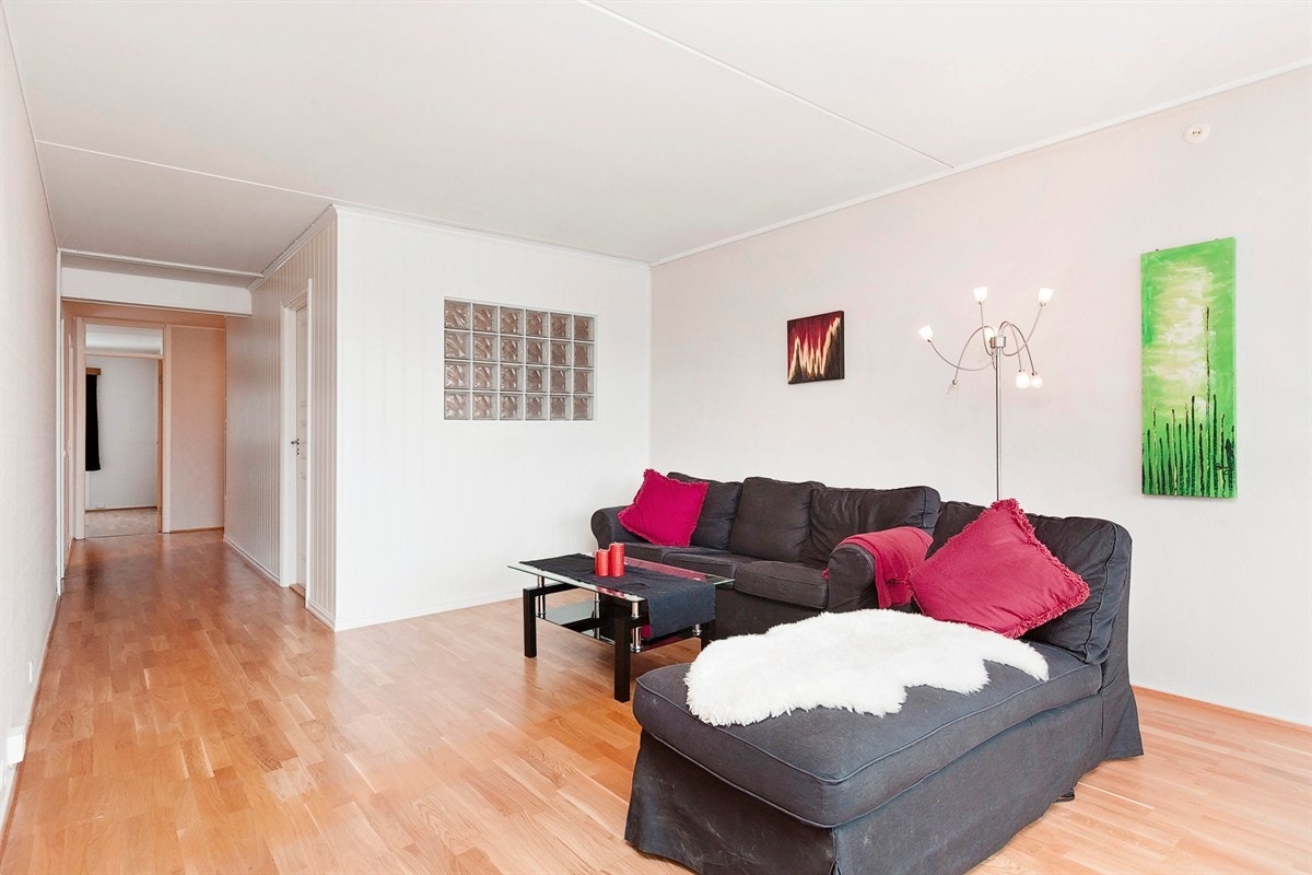 Lys stue med mye dagslys Galleribilde