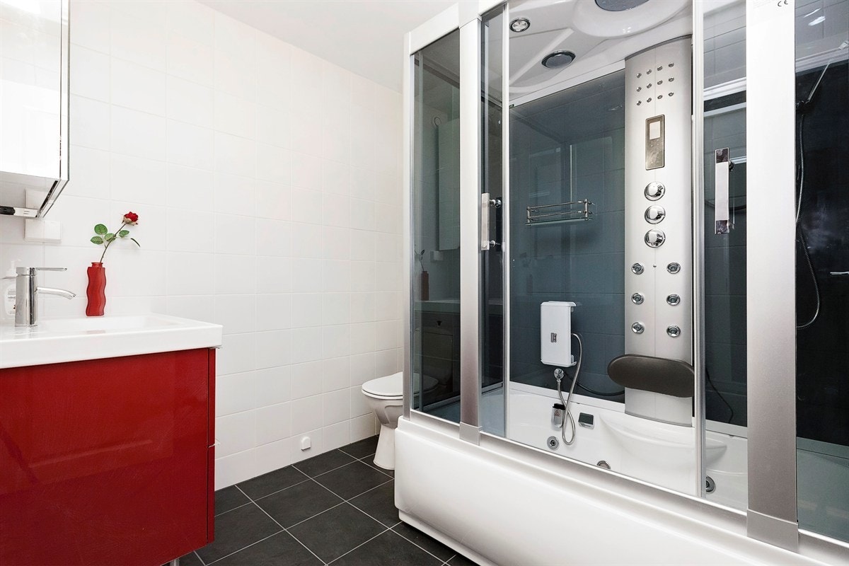 Lekkert bad med spa-kabinett Galleribilde