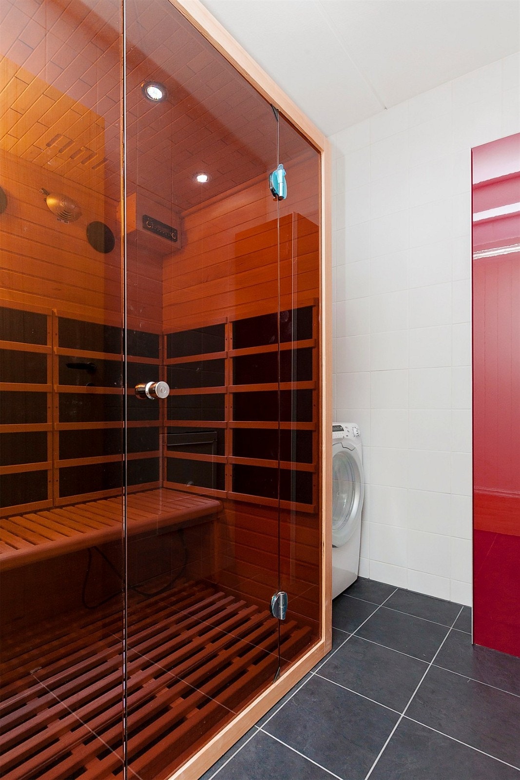 Vaskerom og badstue med innebygget lydsystem Galleribilde