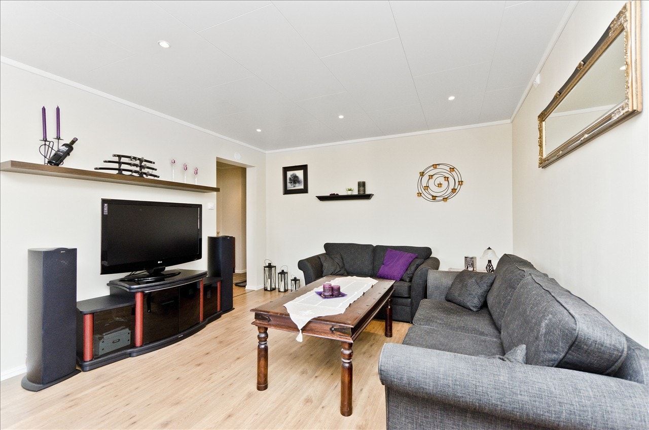 Stor stue med god plass til spisebord. Downlights i tak. Galleribilde