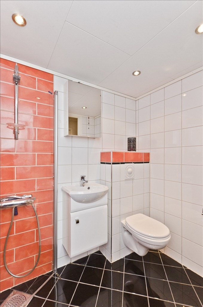 Lekkert flislagt bad med varme i gulv og vegghengt toalett. Galleribilde