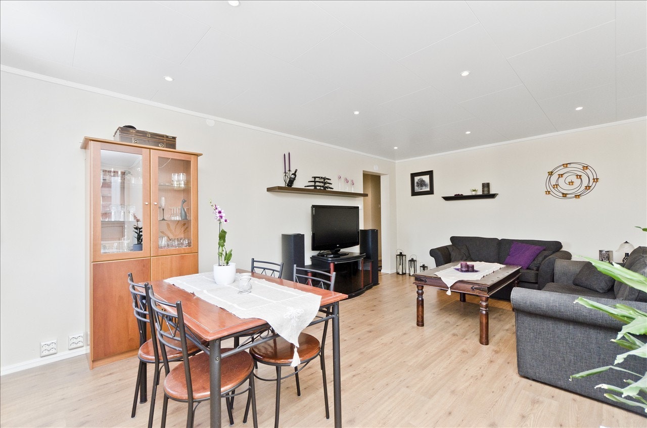 Stor stue med god plass til spisebord. Downlights i tak. Galleribilde