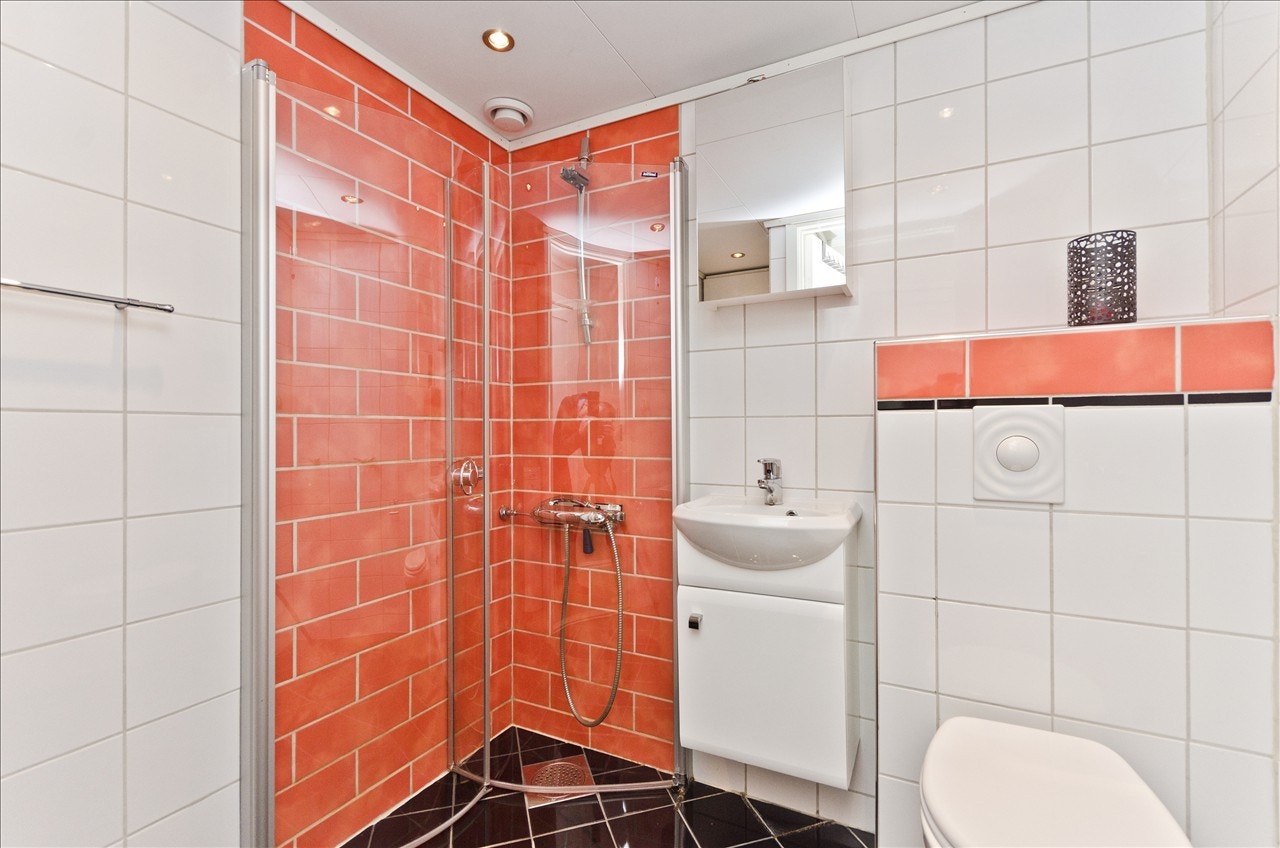 Lekkert flislagt bad med varme i gulv og vegghengt toalett. Galleribilde