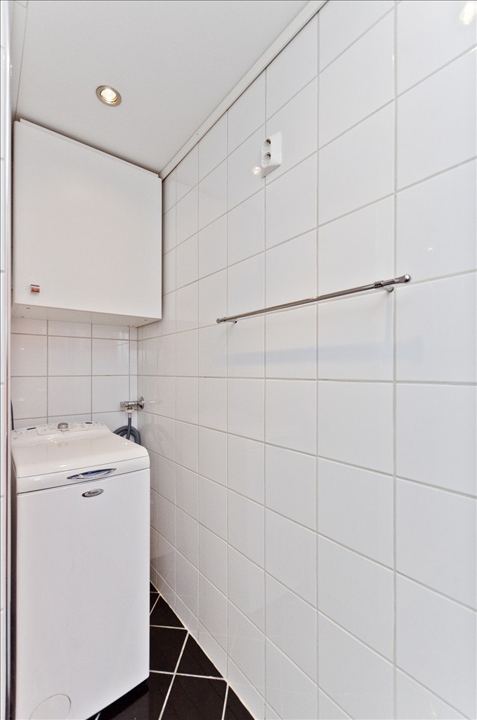 Lekkert flislagt bad med varme i gulv og vegghengt toalett. Galleribilde