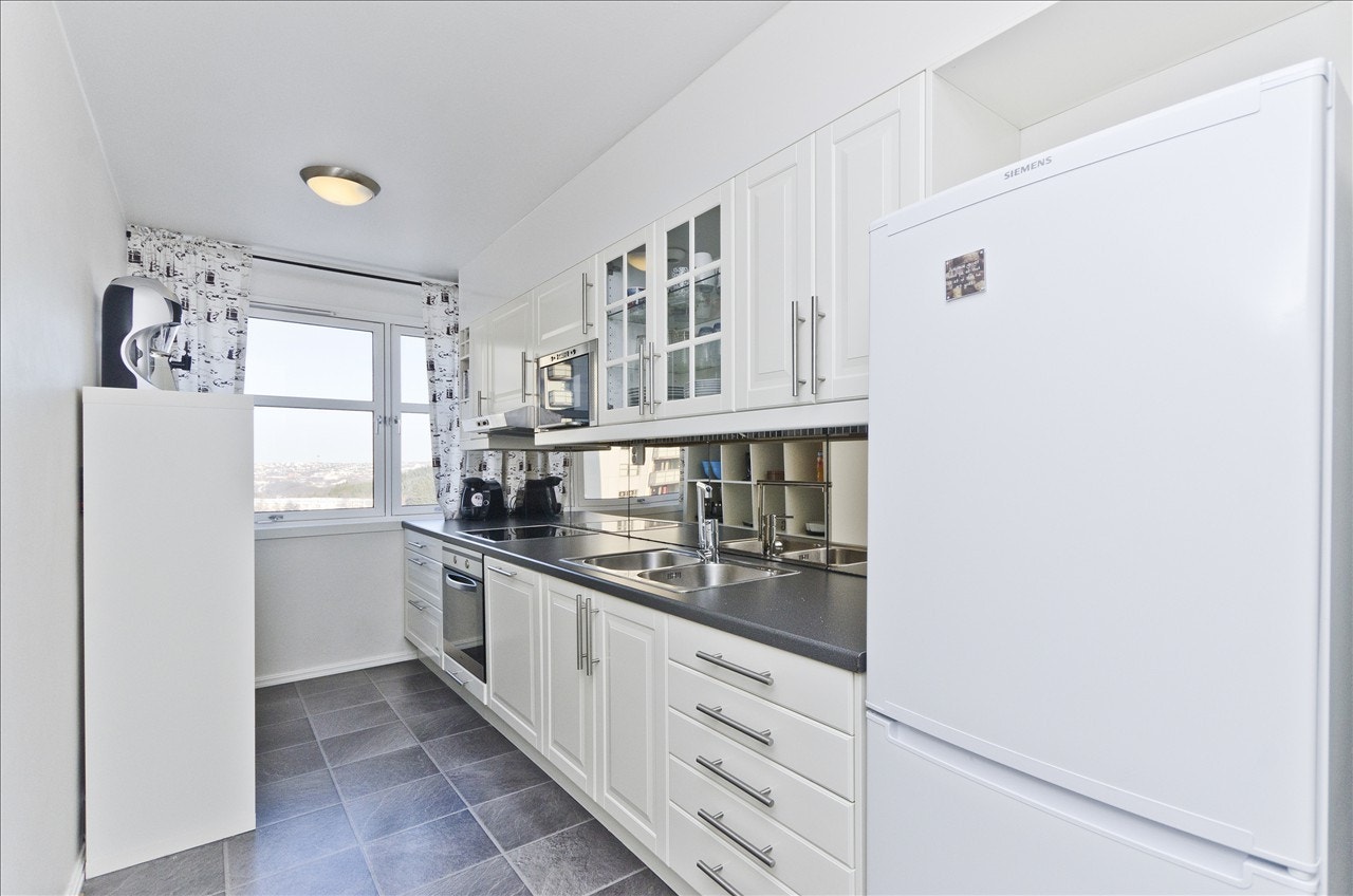 Pent og romslig kjøkken. Galleribilde