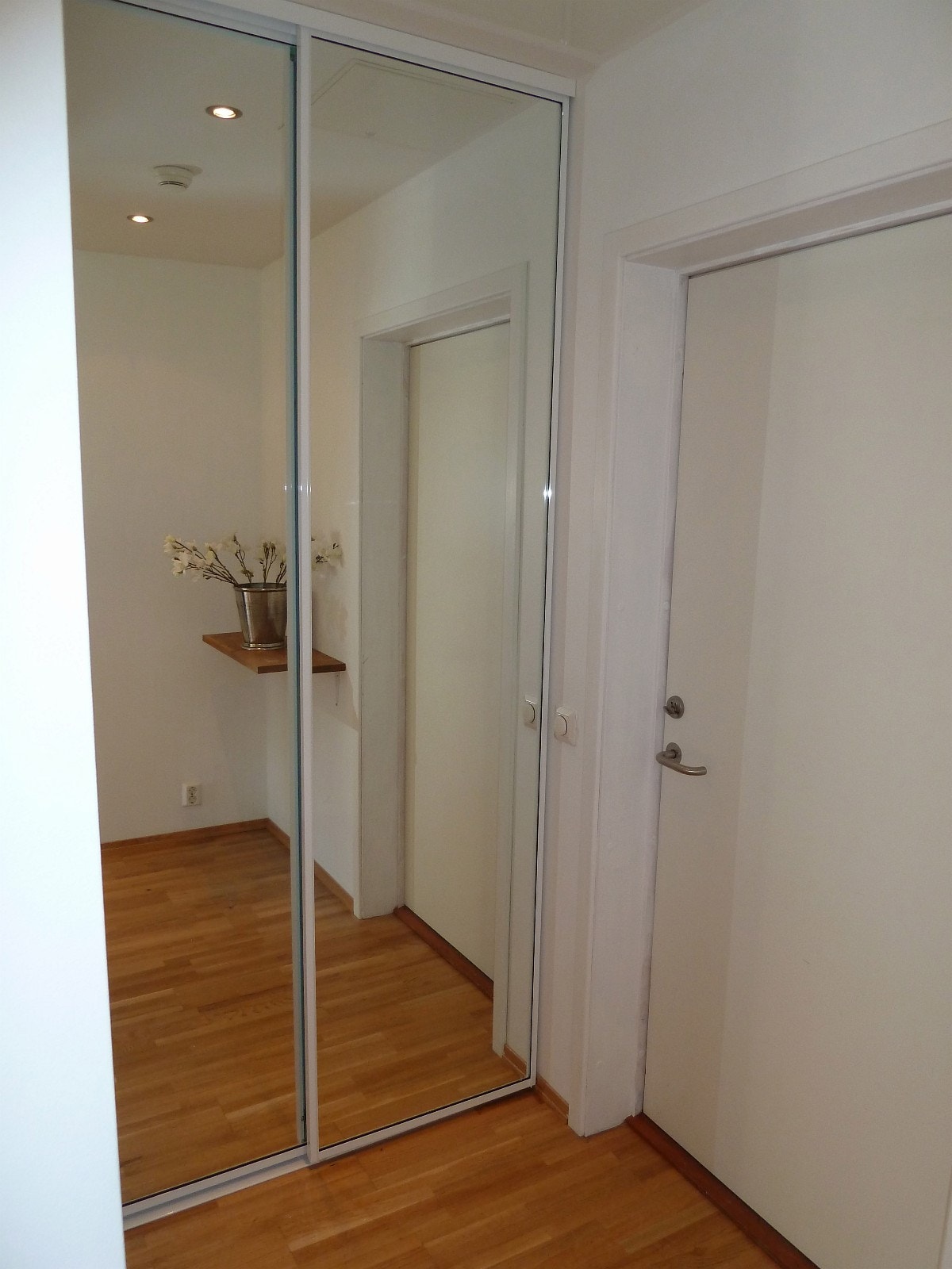 Entrè med innebygget skap Galleribilde