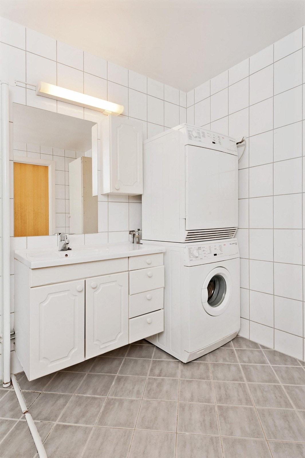 Opplegg til vaskemaskin og tørketrommel. vaskemaskin og tørketrommel følger med leiligheten. Galleribilde