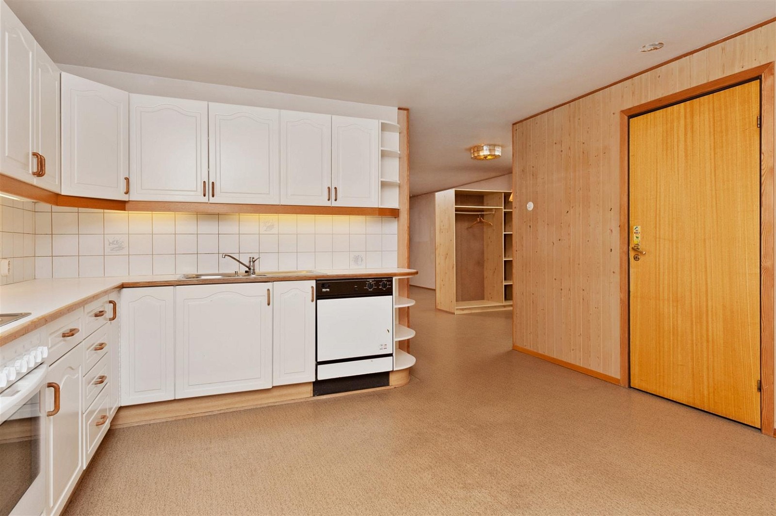 Fra høyre ser man dør til soverom, så entré og deretter stuen. Galleribilde