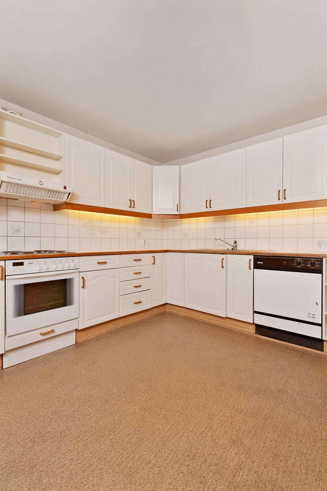 Kjøkkenet er stort og lyst. Det er også utstyrt med fransk luftebalkong. Galleribilde