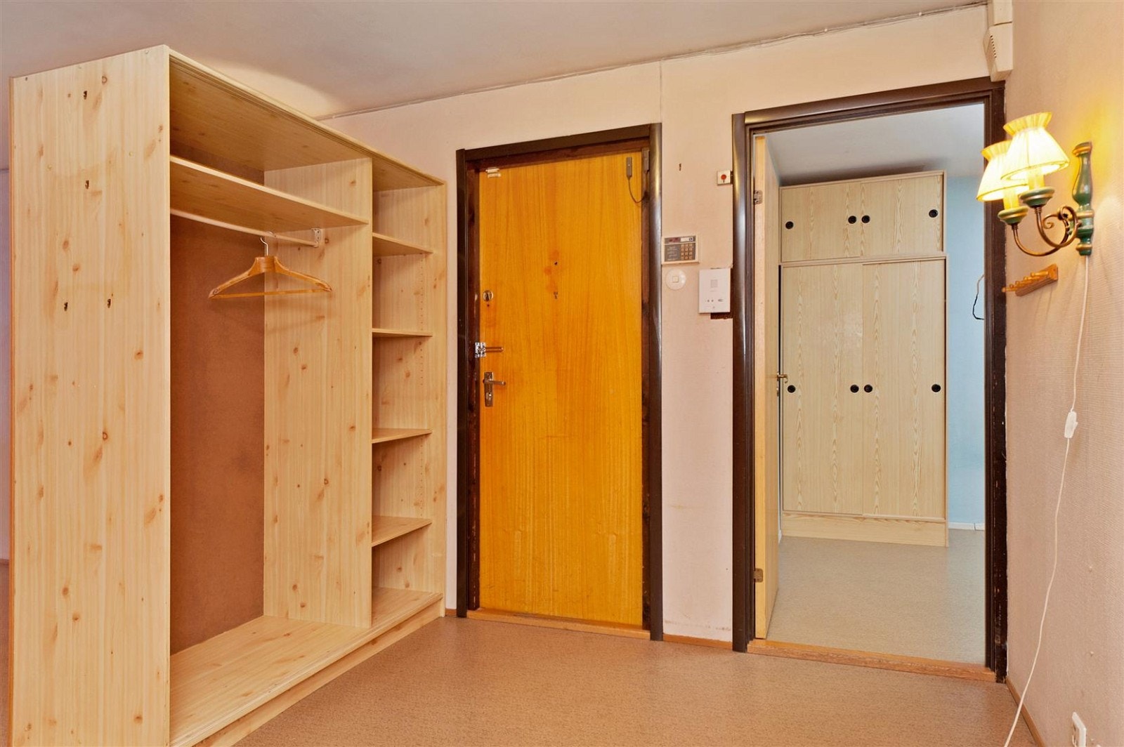 Luftig og åpen entré. Inngangsdøren til venstre og dør til soverom til høyre i bildet. Galleribilde