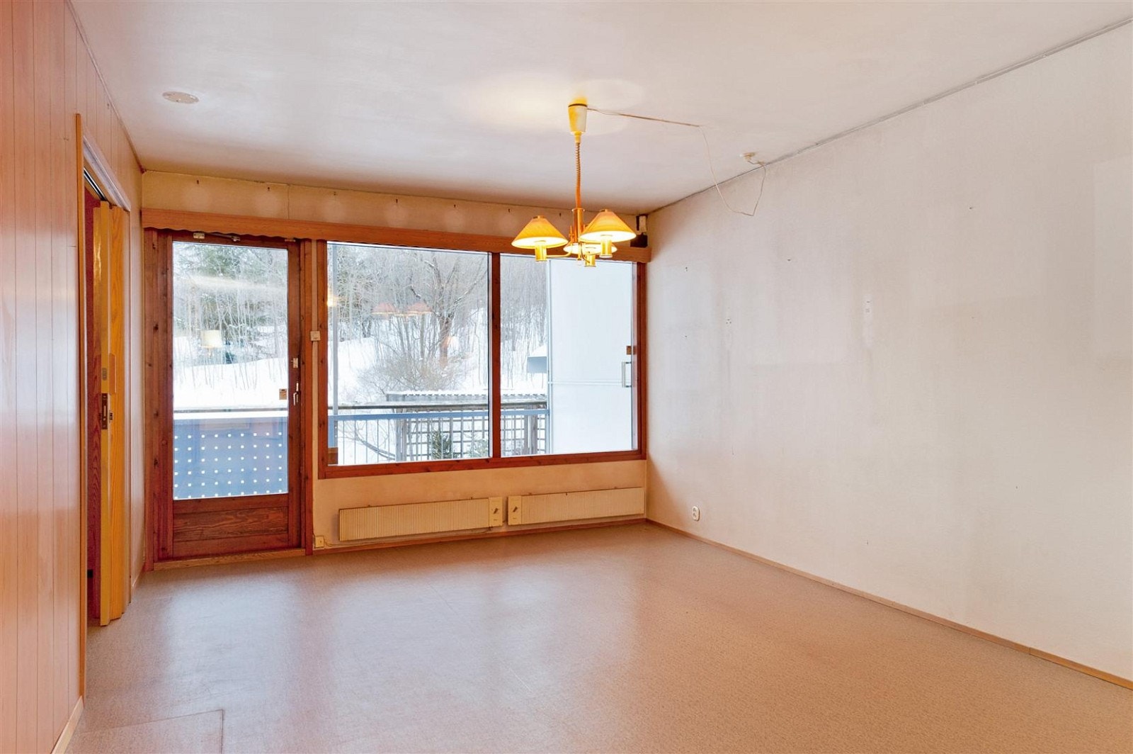 Stor stue med store vindu og utgang til verandaen. Galleribilde