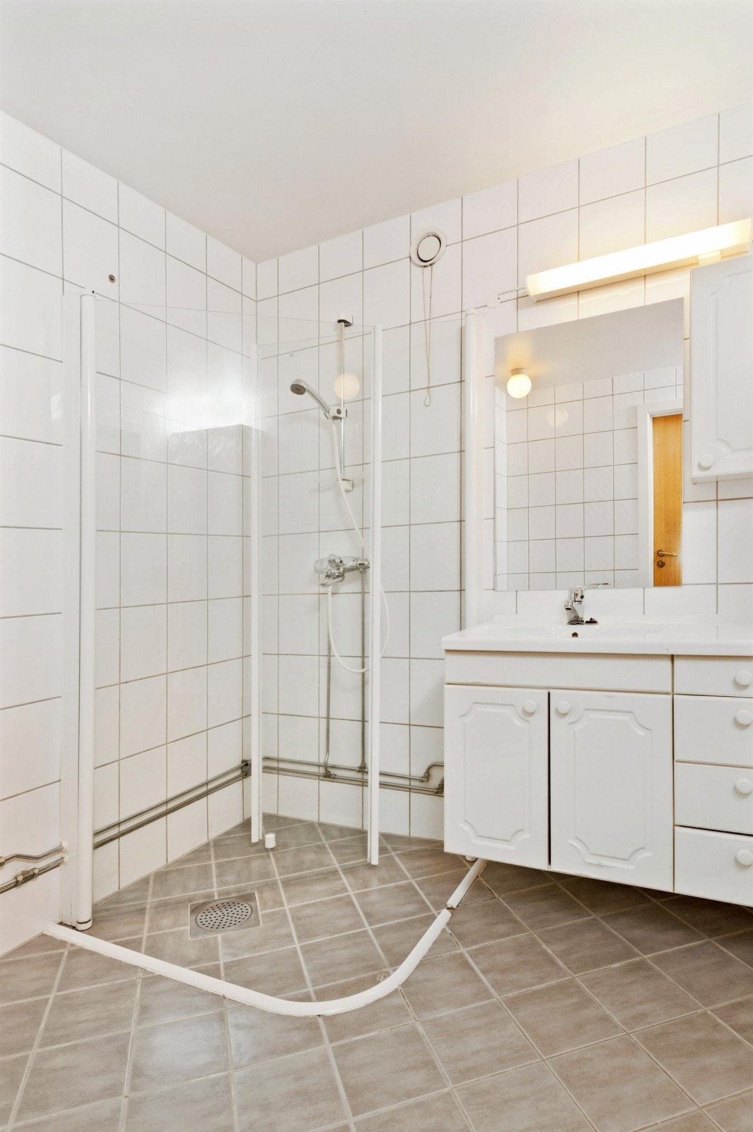 Velholdt bad/WC med fliser på lysgrå Galleribilde