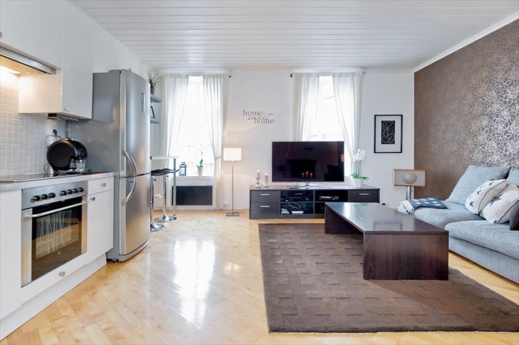 Åpen kjøkkenløsning / stue med peis Galleribilde