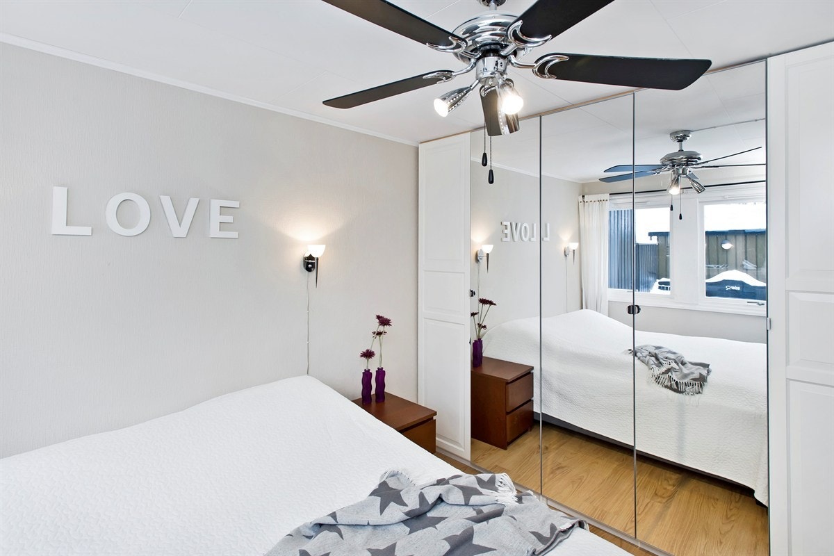 Hovedsoverom med god garderobeplass. Galleribilde