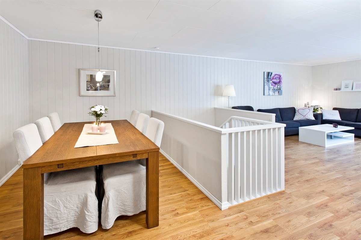 Hyggelig spisestuedel mellom stue og kjøkken. Galleribilde