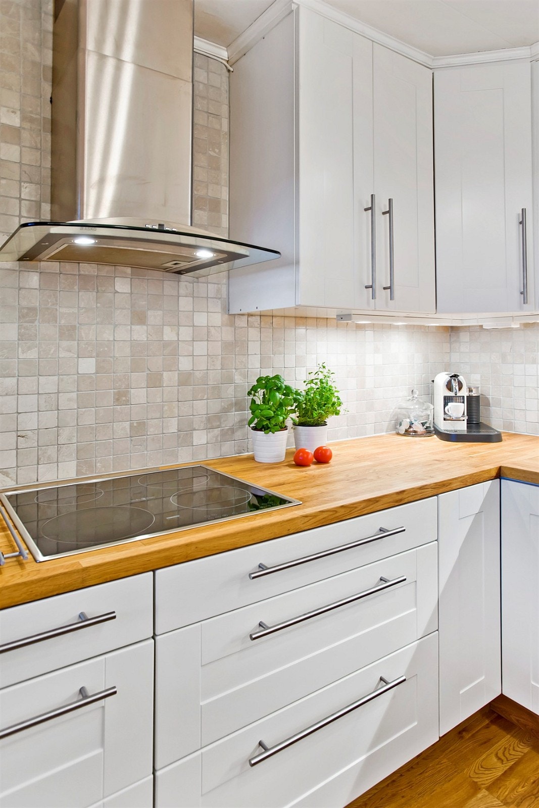 Et pent og tidløst kjøkken med heltre eikebenkeplate og god skap og benkeplass. Galleribilde