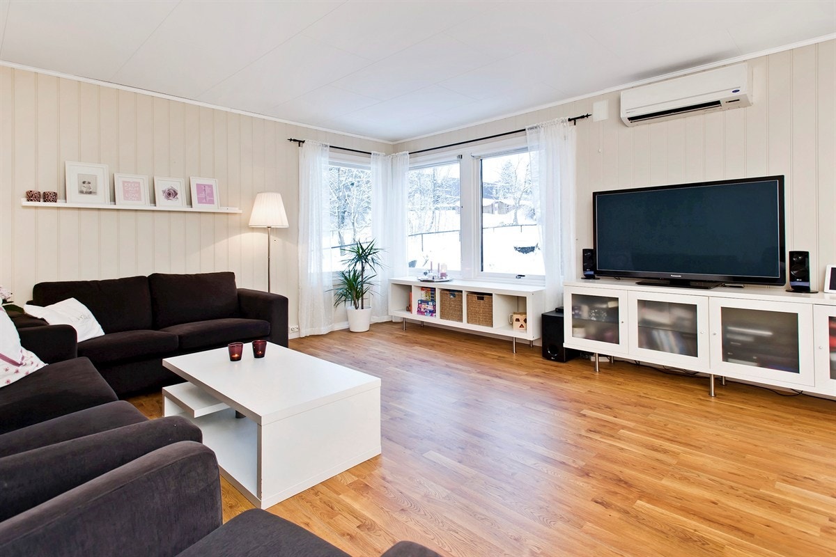 Stuen har nyere gulv og veggoverflater og god plass til sofagruppe. Galleribilde