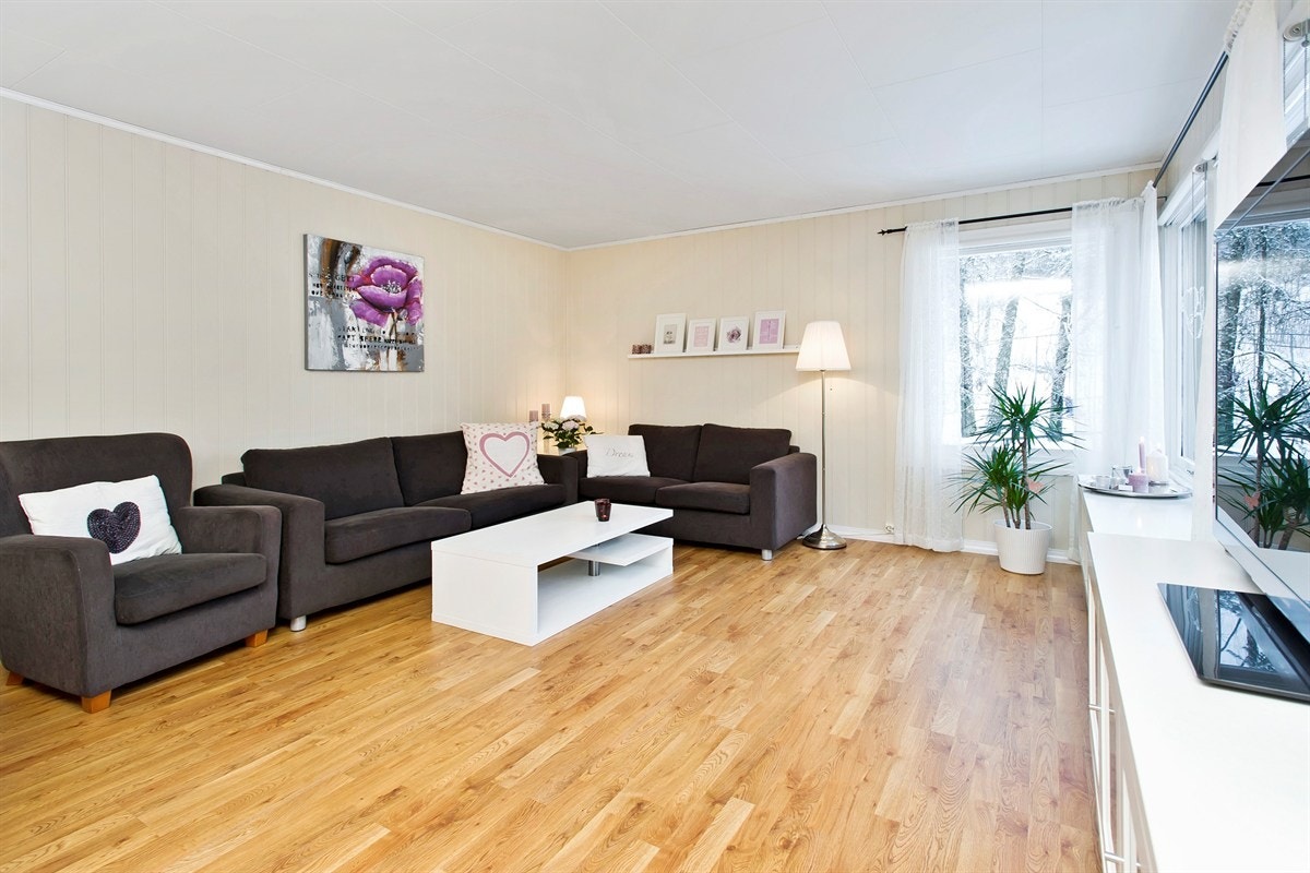 Lys og romslig stue med utgang til terrasse. Galleribilde