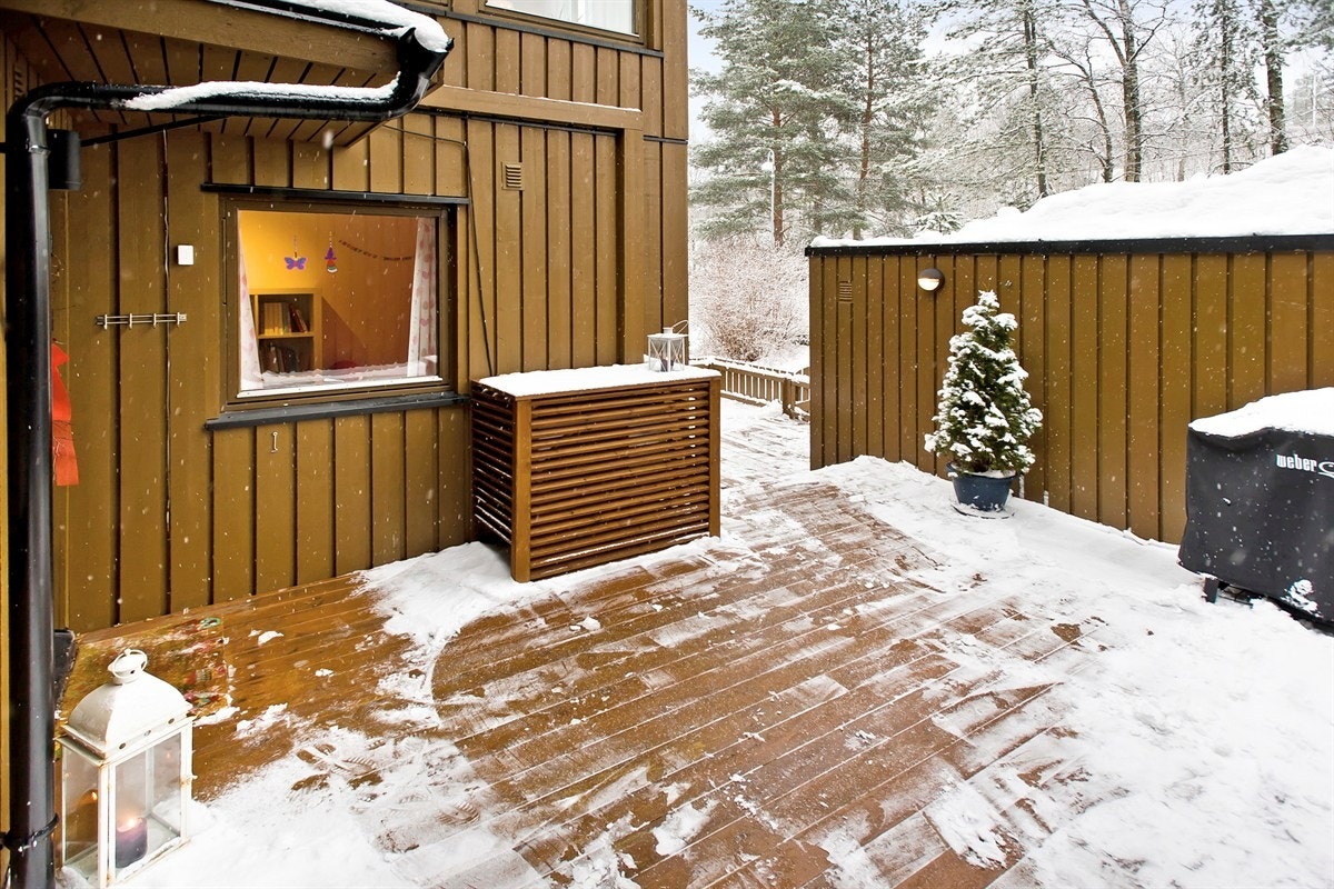 Flott atrium med terrasseplatting fra 2010/11 og praktisk utebod med gode lagringsmuligheter. Galleribilde