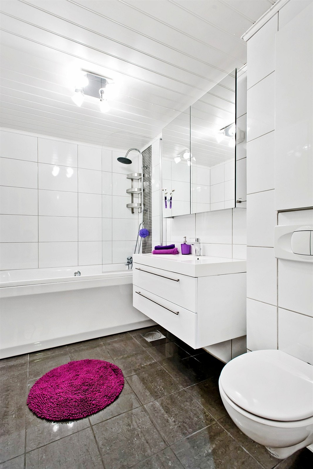 Lekkert flislagt bad som er pusset opp i 2009. Galleribilde